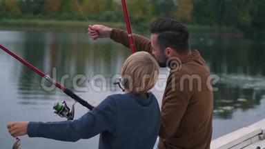 父子俩玩钓鱼
